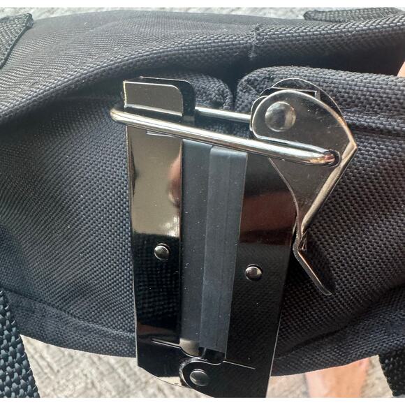 Wallybag Garment Bag 40” X 22” X 3”with large exterior pockets Like New - Picture 10 of 14